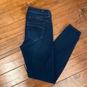 Liverpool Dark Wash Piper "Hugger" Ankle Skinny. Size 4/27.